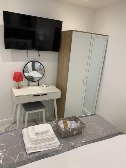 Apartment C, A One Bedroom Flat In South London Carshalton Bagian luar foto