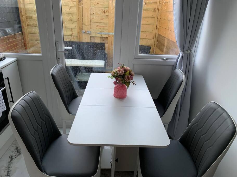 Apartment C, A One Bedroom Flat In South London Carshalton Bagian luar foto